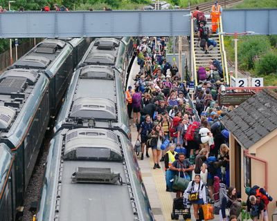 Glastonbury organisers warn of traffic delays leaving site amid 30C temperatures
