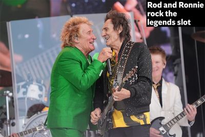 Ronnie Wood hangs out backstage with fellow Rod Stewart collaborators Lulu and Mick Hucknall