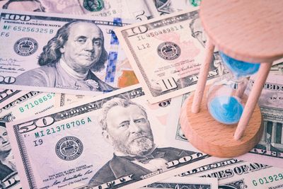 Dollar's Biggest Crash In Decades: These 7 Stocks Could Win Big