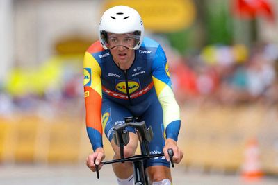 Mads Pedersen narrowly avoids disaster in crash with spectator during Danish Time Trial Championships win – Video