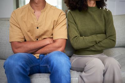 7 Social Habits That Instantly Create Distance