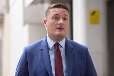 UK-trained doctors ‘to get priority for jobs’ in Streeting’s 10-year NHS plan
