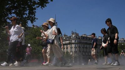 Canals and cooling mists offer relief in sweltering Paris