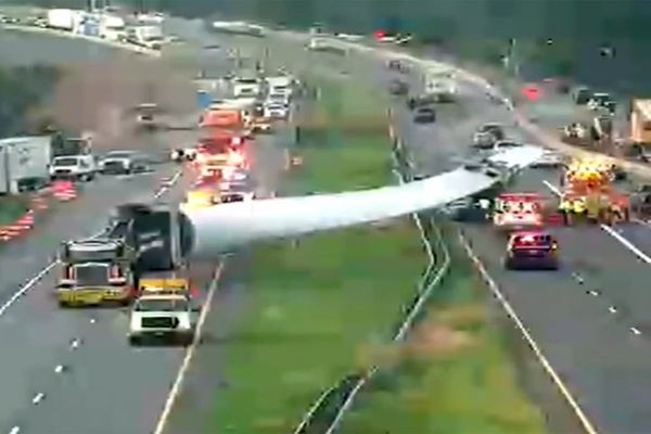 Huge wind turbine blade falls off truck and crashes into traffic on busy interstate