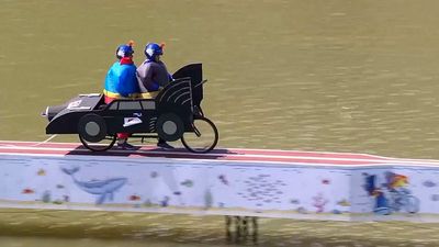 Daring duos and chaotic tandems storm Red Bull Sattelfest in Düsseldorf