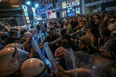 'Remember Charlie Hebdo!' Protesters Seethe At Istanbul Magazine