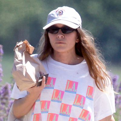 Flip-Flops and Sweatpants Will Be the 2025 Hamptons Girl Uniform, According to Mary-Kate Olsen