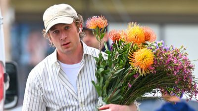 Jeremy Allen White is always carrying flowers for a swoon-worthy reason – I'm following his inspiring example this summer, will you?