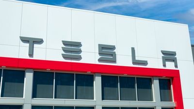 As Tesla Slides Below $1 Trillion, Analyst Warns Musk-Trump Rift Could Undermine Autonomy Push: 'It Doesn't Make Any Sense For Elon To Be Fighting With Donald Trump'