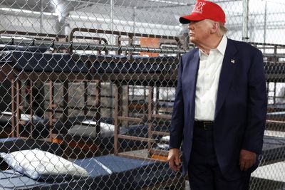 Trump demonstrates how detained migrants can evade alligators