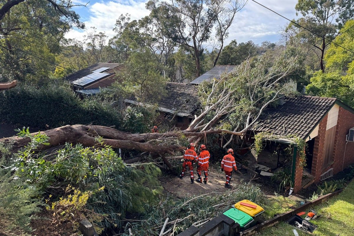 Thousands of Australians without power and flash flood…