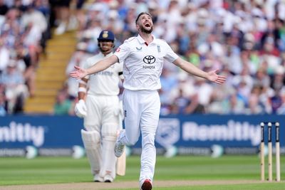 Chris Woakes strikes early for England but India reach lunch on 98 for two