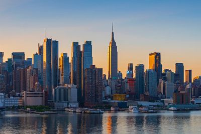 New York could have a floating swimming pool next summer