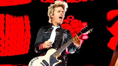 “You told me you could play this song!” Green Day invite fan on stage to play Good Riddance – but he trolls them with Wonderwall instead