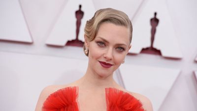 I thought I was over the organic modern trend until I saw Amanda Seyfried's hallway – its arched doorways and geometric runner enliven the space