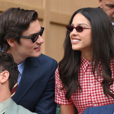 Olivia Rodrigo Brings Summer's It-Print—and Boyfriend Louis Partridge—to Wimbledon 2025