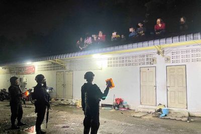 Unpaid Thais flee Cambodia across rooftops into Thailand