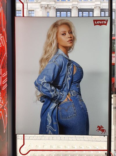 Levi Strauss Gears Up For Q2 Print; Here Are The Recent Forecast Changes From Wall Street's Most Accurate Analysts