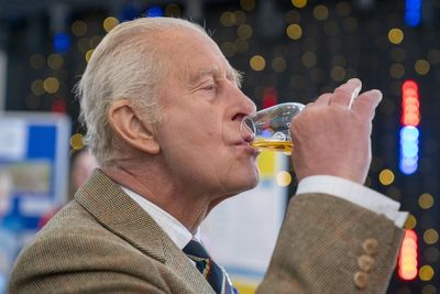 Charles tries award-winning whisky during Campbeltown visit