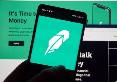 Robinhood Stock Pulls Back From All-Time Highs: What's Going On?