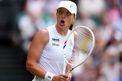 Iga Swiatek fights back to reach Wimbledon third round