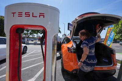 What to know about buying electric vehicles after the federal tax incentives end