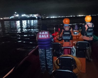 Afternoon Update: dozens missing after ferry sinks off Bali; Creative Australia chair apologises to Sabsabi; and rise of robot narrators