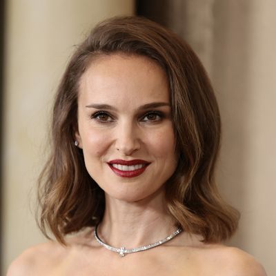 Natalie Portman’s Matching Pink Lipstick and Nails Are the Definition of Summer Chic