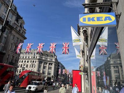 Oxford Street pedestrianisation should include 'world class public toilets', mayor Sadiq Khan is told
