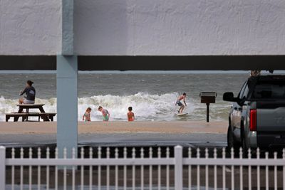 Teen hospitalized after lightning strikes family sheltering under umbrella on Florida beach