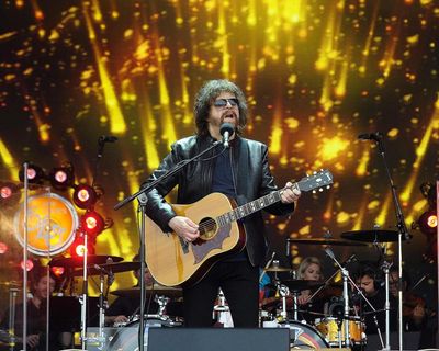 TV tonight: ELO’s Jeff Lynne invites the cameras into his LA studio