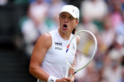 Iga Swiatek swats aside Danielle Collins as grass-court improvement continues