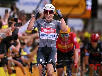 Jasper Philipsen wins Tour de France stage 1 to take the first yellow jersey