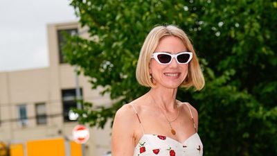 Red and white always make for a chic outfit combination, and Naomi Watts' retro raspberry dress proves it