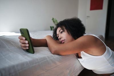 Millions of Gen Z are jobless yet ghosting employers. Phone anxiety is to blame—and experts say voice notes are the cure