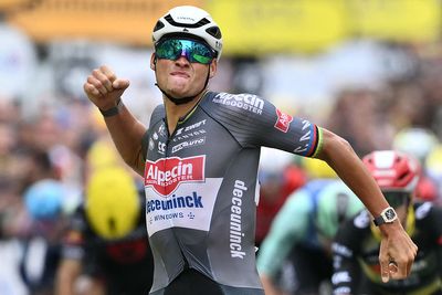 Tour de France stage 2: Mathieu van der Poel holds off Tadej Pogačar to win in Boulogne-sur-Mer