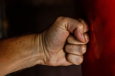 6 Social Gestures That Are Misread as Aggression by Strangers