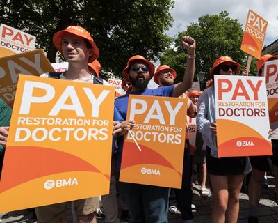 NHS bosses fear fresh strikes in England as resident doctors seek 29% pay rise