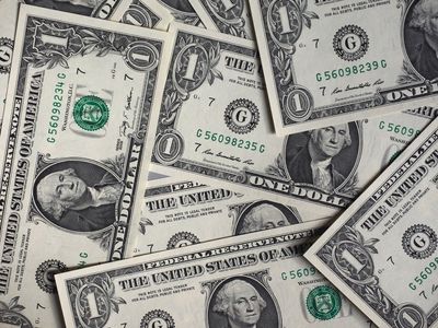 As US Dollar Sinks, Top Economist Warns 10% Slide Could Spark New Inflation Spike