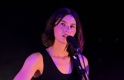 Gracie Abrams does her stage make-up herself