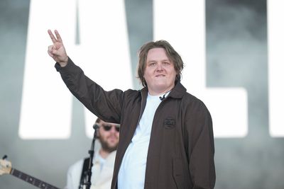 Lewis Capaldi says attending therapy helped him return to the stage