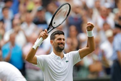 Novak Djokovic teases crowd and De Minaur before reaching Wimbledon quarter-finals