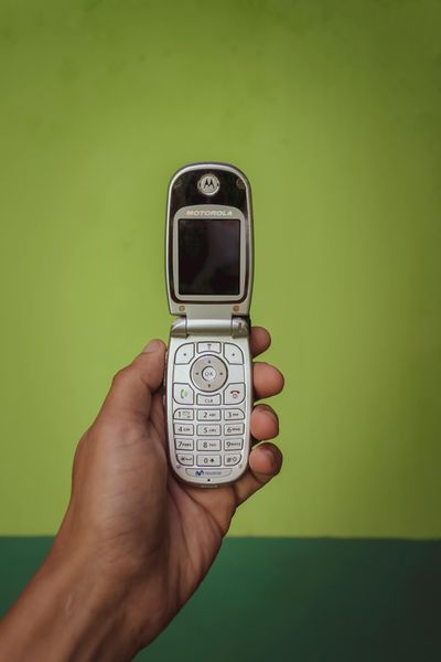 6 Phone Accessories That Died With the Flip Phone