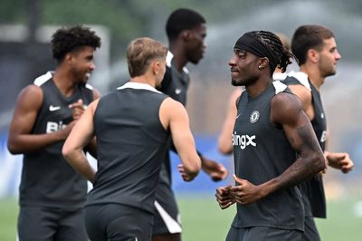 Chelsea: Enzo Maresca issues Noni Madueke update as Arsenal plot first bid