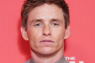 Eddie Redmayne feeling ‘such pride’ as Cabaret marks 1,500th show in London
