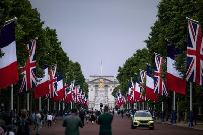 France's Macron Kicks Off Pomp-filled UK State Visit