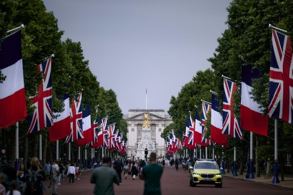 France's Macron Kicks Off Pomp-filled UK State Visit