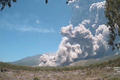 Lava and ash spews 4km into the air as Indonesia volcano erupts again