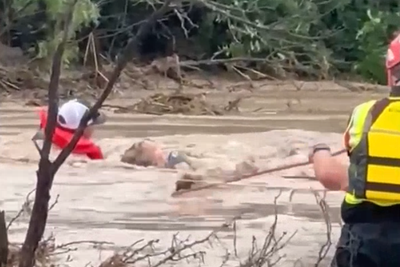 Residents cling to rope as Texas floodwater surges around them