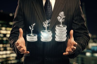 False Gurus: 9 Financial Gurus Secretly Wrong for Parents